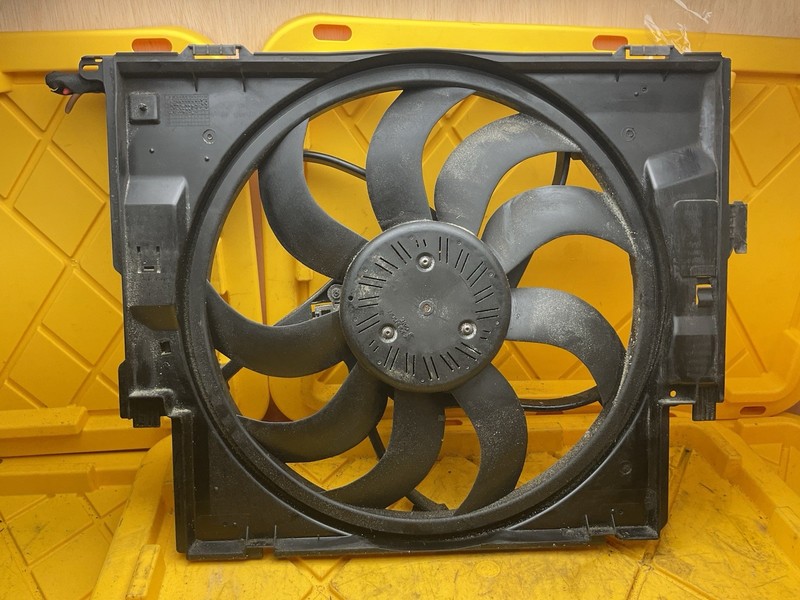 2015 - 2018 BMW 320I OEM FAN WITH SHROUD RADIATOR PANEL ELECTRIC COOLING MOTOR