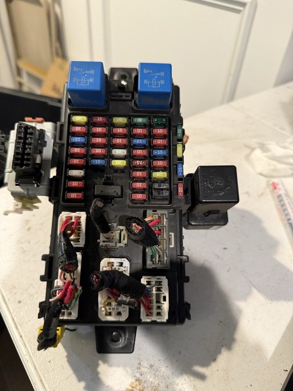 2003-2006 Hyundai Santa Fe Junction Fuse Box w/ Traction Control 91188-26105 Oem