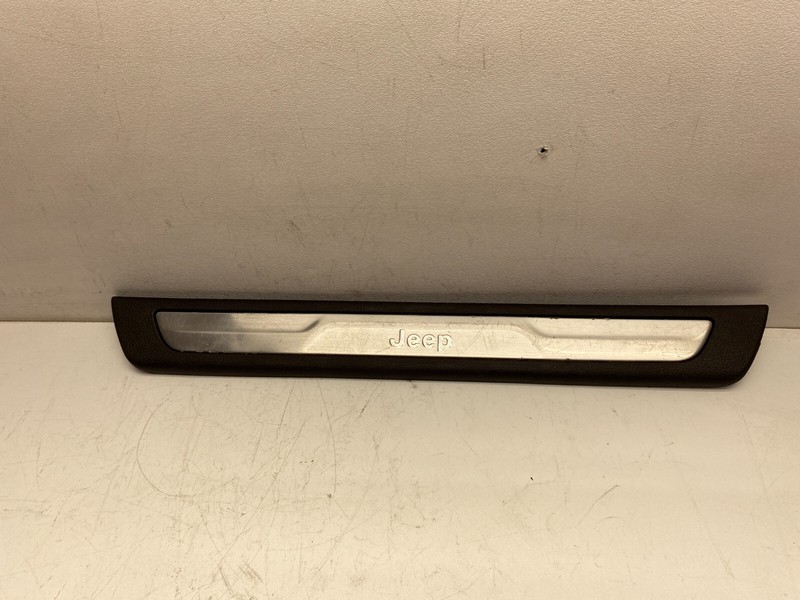 2014-2016 JEEP GRAND CHEROKEE RIGHT FRONT DOOR SILL STEP PLATE COVER TRIM BROWN