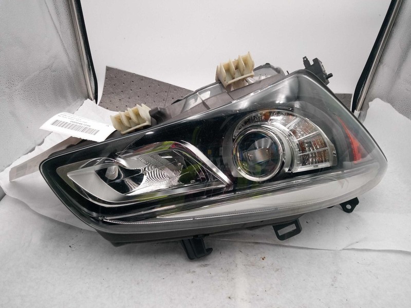 2017 INFINITI QX80 Right Headlight Assembly Blue OEM 510884 105k Miles