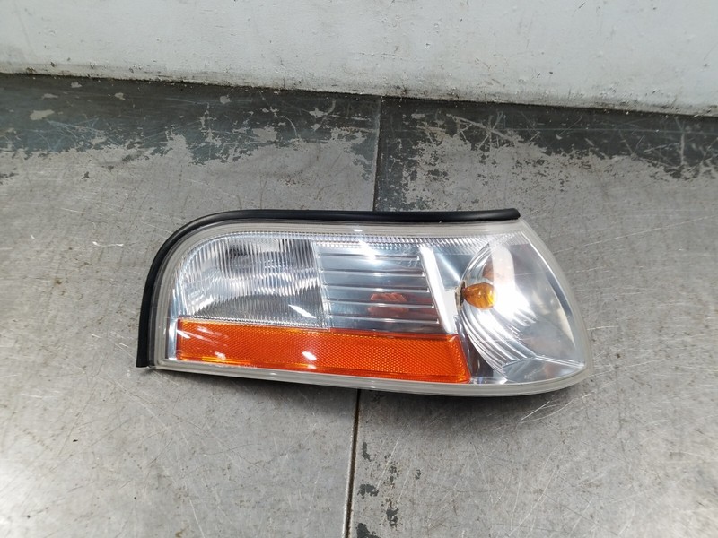 2004 Grand Marquis / Crown Vic Victoria Right Turn Signal / Park Light #3420 E1