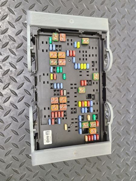 10-14 Chevrolet Suburban Engine Fuse Junction Relay Box OEM 25941368