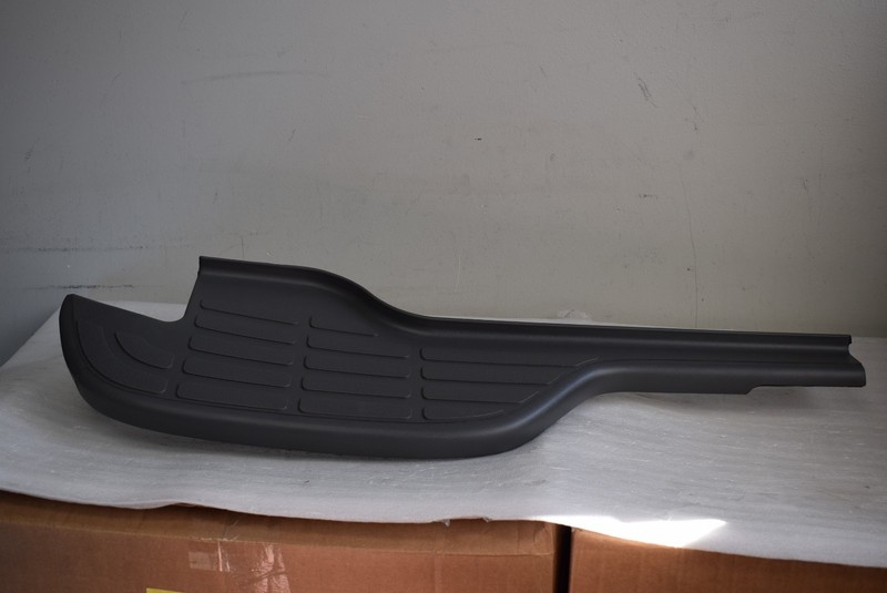 2000-2006 CHEVROLET TAHOE AND SUBURBAN REAR LEFT BUMPER STEP PAD OEM