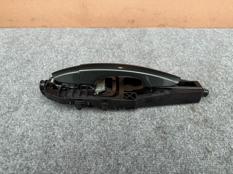 FORD MUSTANG GT 15-23 OEM RIGHT PASSENGER EXTERIOR DOOR HANDLE ASSEMBLY (GREEN)