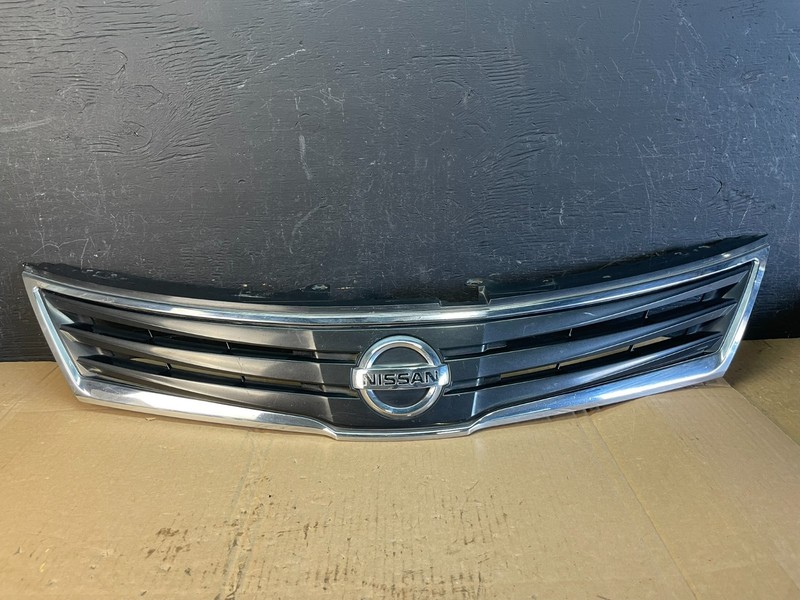 2010 to 2012 Nissan Versa Hatchback Front Upper Grill Grille OemAC5424 DG