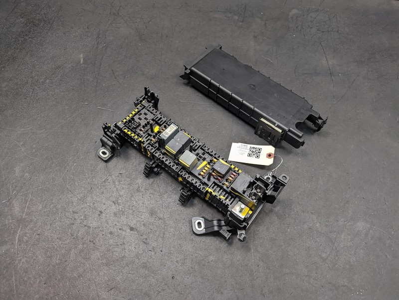 Fuse Relay Junction Box 2018 Mercedes CLA250 2465402714 2014 2015 2016 - 2019