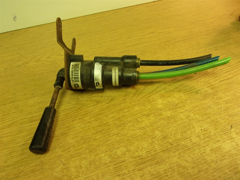 Bendix T5000902-A Trailer Brake Valve w/ Mount *FREE SHIPPING*