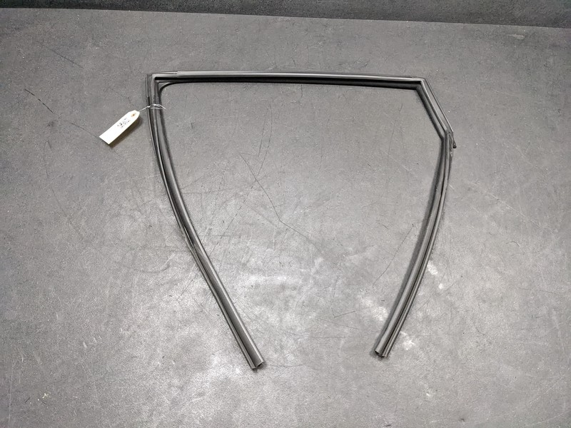 Rear Left Driver Glass Run Channel Seal 19 Nissan Rogue Sport 82331-6MA0A 17 18