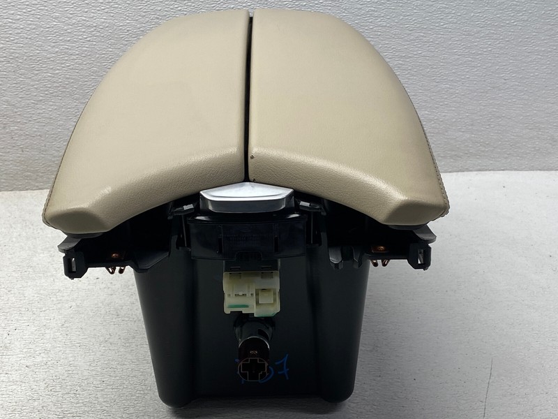 2017-2020 BUICK ENVISION FRONT CENTER CONSOLE ARM REST STORAGE PANEL OEM LOT737