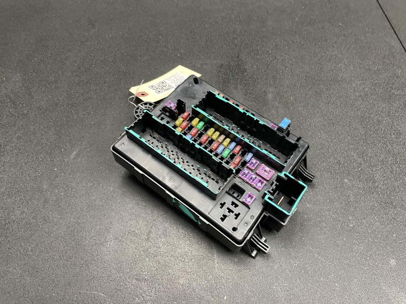 Fuse Relay Junction Box 2020 GMC Acadia 84721425 2018 2019
