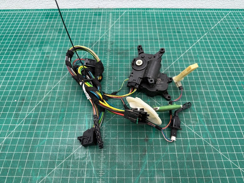 11-18 Smart Fortwo Electric HVAC AIR FLAP SERVO MOTOR W/ WIRE HARNESS SET OEM