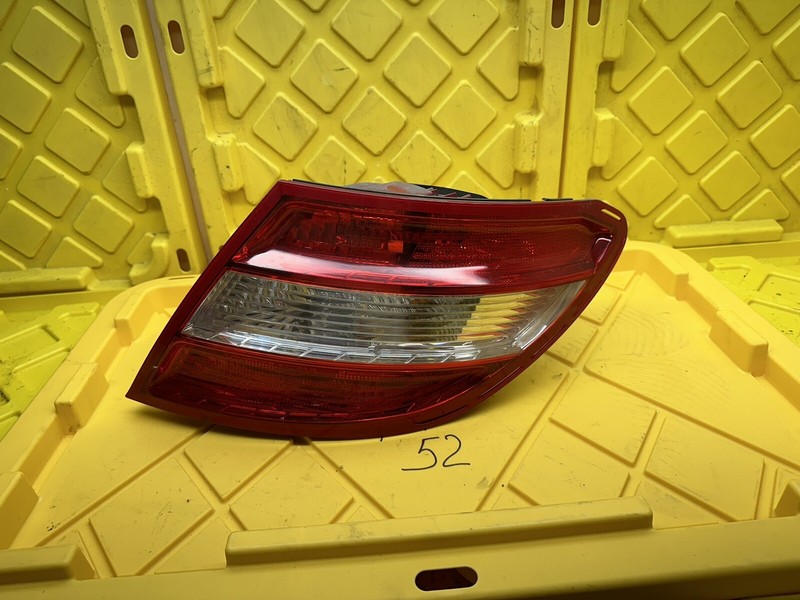 2008-2011 Mercedes C-Class Right Passenger RH Tail Light OEM 2048200264