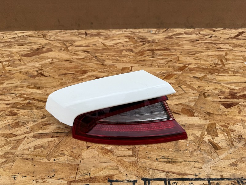 KIA STINGER 18-21 OEM LEFT DRIVER LED TAIL LIGHT LAMP ASSEMBLY (WHITE)
