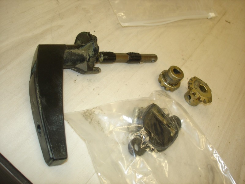 1994 Evinrude 4hp model e4rdheddshift lever and gears boat motor part