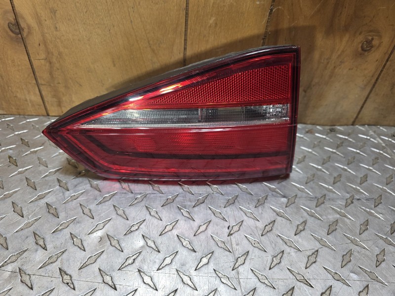 17 18 Volkswagen Jetta Inner Tail Light (incandescent Bulb) Lid Mounted Lh