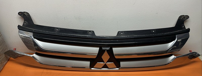 7450A992 | 2016 - 18 Mitsubishi Outlander UPPER GRILLE OEM CHROME SILVER BLACK