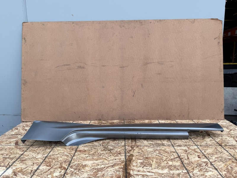 NISSAN 370Z 2009-2021 OEM LEFT DRIVER SKIRT ROCKER PANEL ASSEMBLY (SILVER)