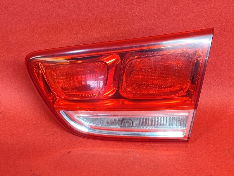 2016-2018 Kia Sorento RIGHT PASSENGER INNER Tail Light Lamp w/ Socket HALOGEN