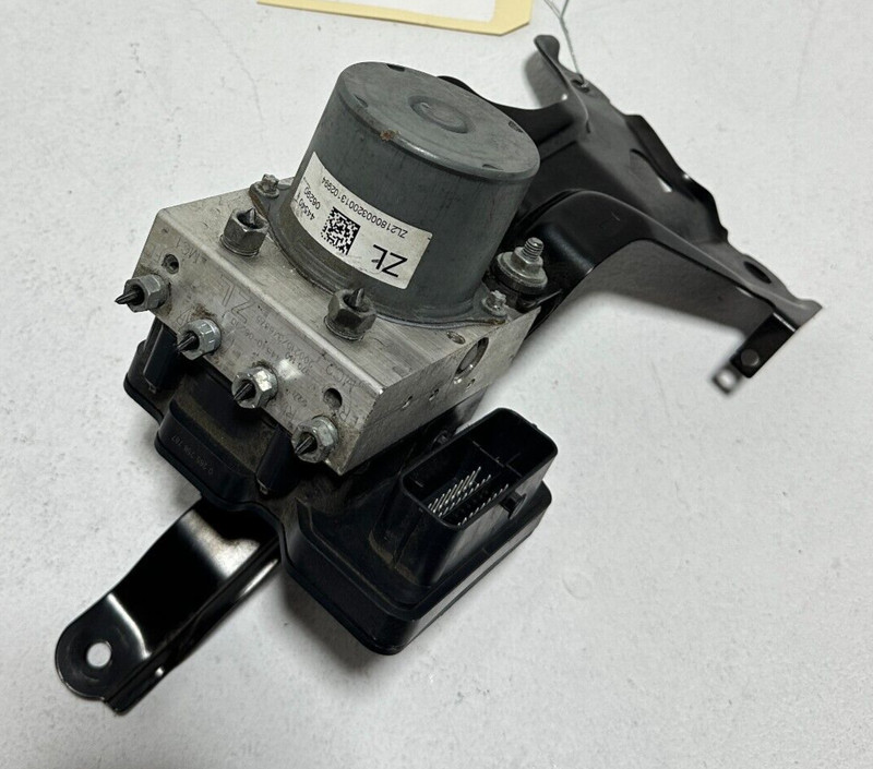 TOYOTA CAMRY 2018-2020 ABS ANTI LOCK BRAKE PUMP MODULE UNIT W/ MOUNT BRACKET OEM