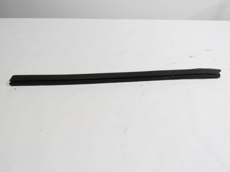 10-20 Bentley Mulsanne 2012 Front Right Passenger Door Weatherstrip Seal @1