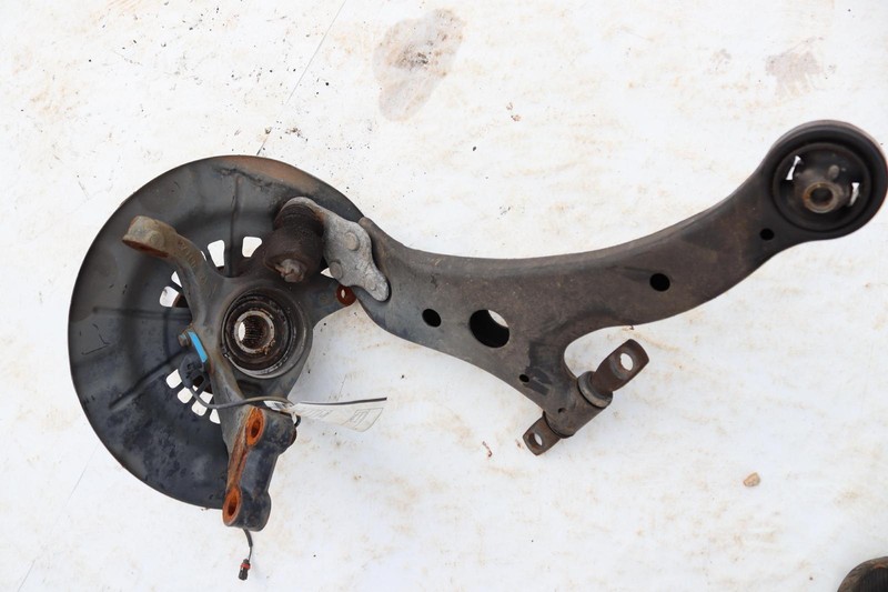 2012-2017 TOYOTA CAMRY XLE FRONT RIGHT SPINDLE KNUCKLE HUB W/ CONTROL ARM OEM