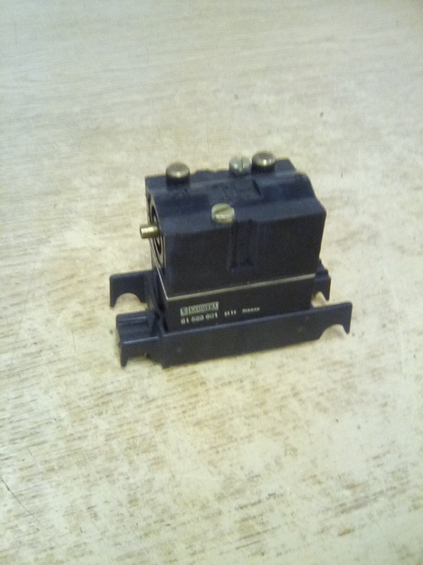 Crouzet 61523601 Pneumatic Control Memory Element W/ 81531001 Sub-Base