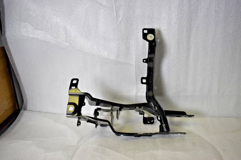 2019-2022 BMW X5 G05 FRONT RIGHT HEADLIGHT MOUNT 7421710 51647421710 GENUINE