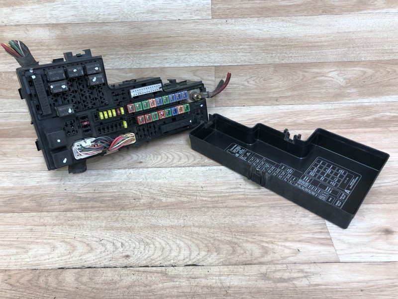 DODGE DAKOTA OEM FRONT SAM FUSE BOX RELAY FUSES ASPEN TIPM BLOCK 4.7L 2004