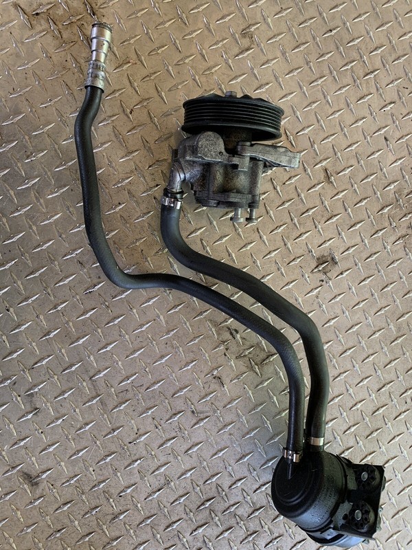2010 BMW 328I E90 328 I Power Steering Pump Fluid Reservoir Tank Assembly
