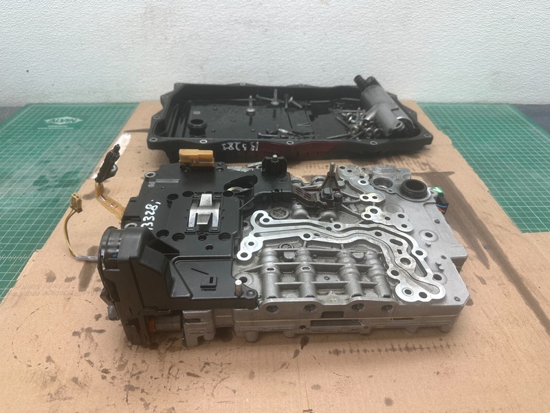 2013 BMW 328i 8HP-45 AUTOMATIC TRANSMISSION CONDUCTOR PLATE VALVE BODY OEM