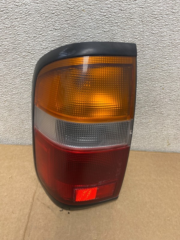 1996 - 1998 Nissan Pathfinder Left Driver LH Side Tail light Oem U9723 DW