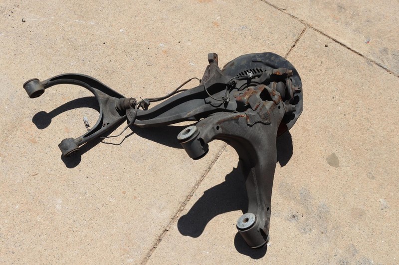 2007-2015 TOYOTA TUNDRA CREW CAB 4X2 FRONT DRIVER SPINDLE KNUCKLE HUB ASSY OEM