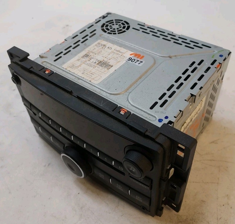 2006-2007 SATURN VUE HYBRID radio receiver/head unit AM-FM-CD U1C OEM