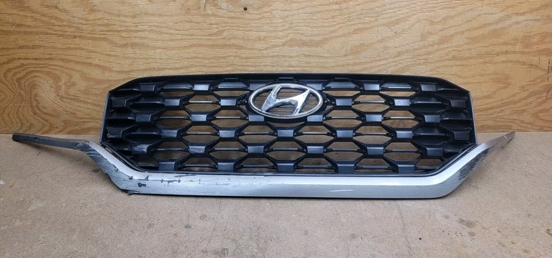 2021 2022 Hyundai Santa Fe Front Bumper Grille W/Emblem 86350S2500 " DAMAGE "OEM