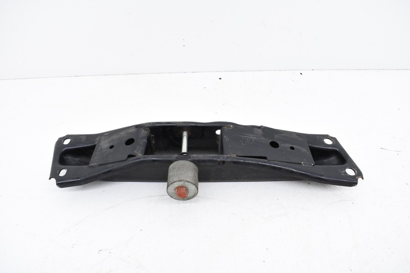 2008 NISSAN 350Z Z33 A/T AUTOMATIC TRANSMISSION MOUNT BRACKET OEM KW73