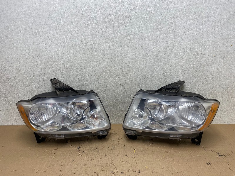 2011-2013 Jeep Grand Cherokee Left+Right Halogen Headlights R9993 DW