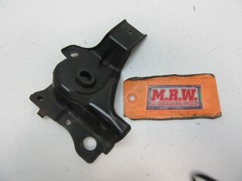 RIGHT FRONT TOP RADIATOR MOUNT BRACKET SUPPORT ENGINE SIDE 2.3L AC A/C CONDENSER