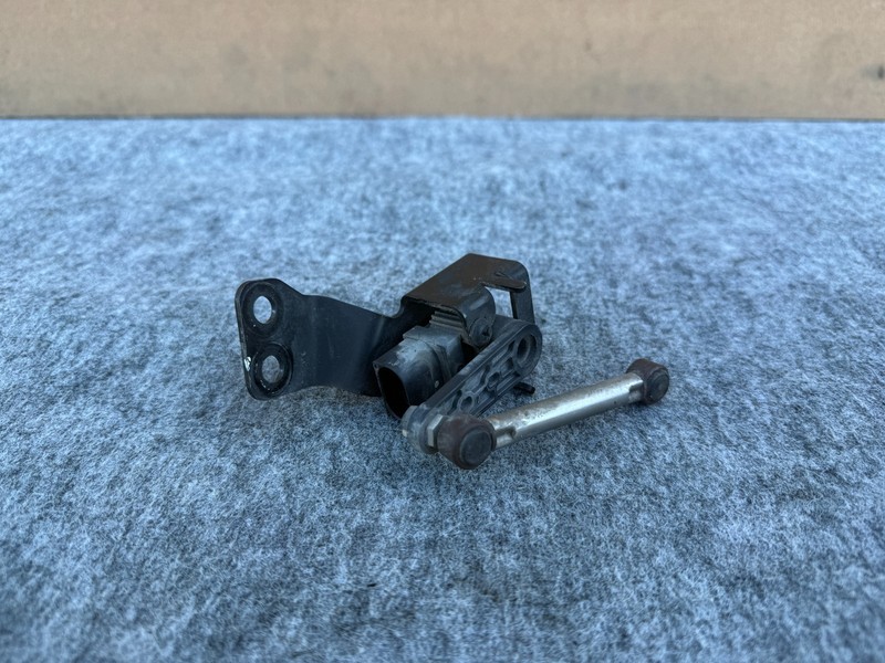 KIA STINGER 2018-2023 OEM REAR LEFT DRIVER HEIGHT LEVEL SENSOR ASSEMBLY