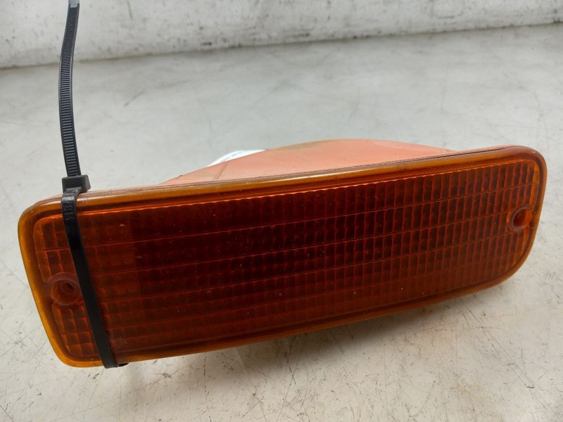 96-98 TOYOTA 4RUNNER LIMITED DRIVER SIDE BUMPER MOUNTED CORNER / PARK LIGHT