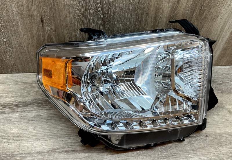 2014-17 TOYOTA TUNDRA RH HEADLIGHT ASSY OEM PART