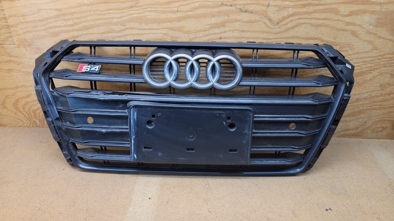 2017 2018 2019 AUDI B9 A4 FRONT BUMPER GRILLE W/ EMBLEM ORIGINAL OEM"DAMAGED"