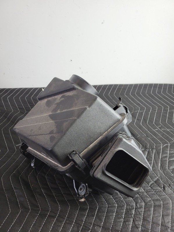 Used Oem Genesis G70 Engine Air Cleaner Housing Box for 2022-2023 G70 2.0L RWD