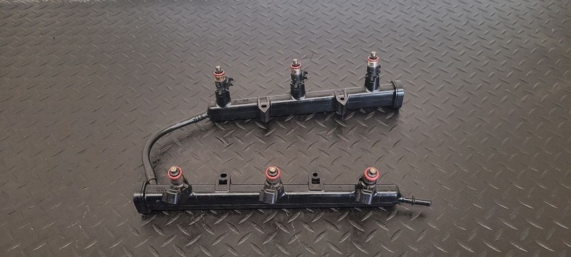 11-16 Chrysler Town & Country 3.6L Fuel Injectors W/ Rail Assm OEM 5184085AC