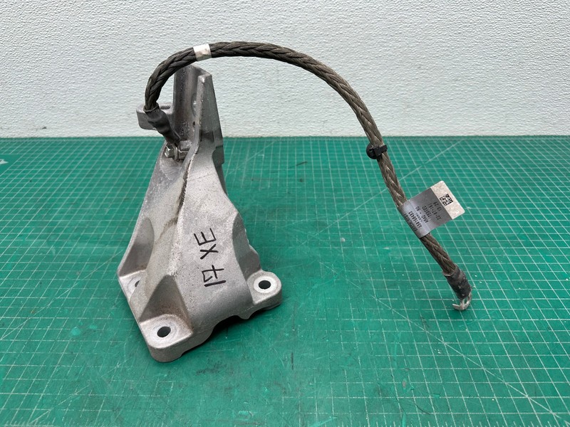 17 JAGUAR XE 2.0L ENGINE MOTOR LEFT SIDE MOUNT BRACKET W/ NEGATIVE CABLE OEM