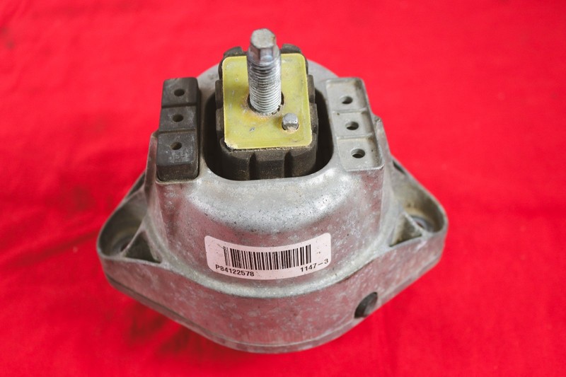 17-24 OEM Chevrolet Camaro ZL1 RH Passenger Engine Bracket Mount 84122578 *USED*