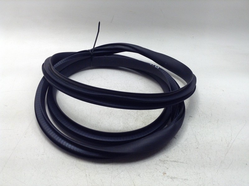 20-24 TESLA MODEL Y PERFORMANCE REAR LEFT SIDE DOOR SEAL RUBBER WEATHERSTRIP OEM