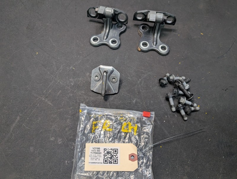 Front Left Door Hinges & Striker Set 2015 Volvo S60 31218520 2014 2016 2017 2018