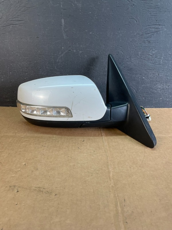 2011 to 2015 Kia Sorento Right Passenger Door Mirror Turn Signal OEM AE0923 DW