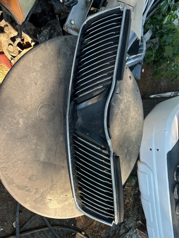 02 03 MITSUBISHI DIAMANTE OEM CHROME & BLACK GRILLE ASSEMBLY