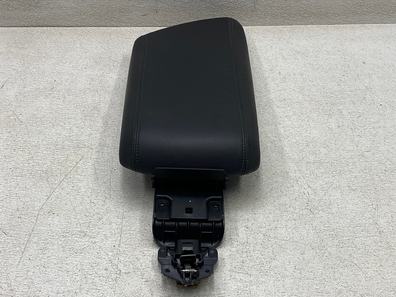 2017-2019 ALFA ROMEO GIULIA FRONT CENTER CONSOLE ARM REST LID OEM LOT764